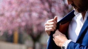 Un uomo ripone il portafoglio nella tasca interna della giacca