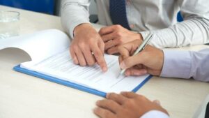 un consulente indica al cliente dove formare